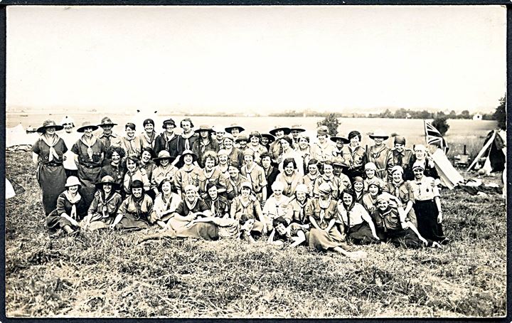 Pigespejdere - muligvis ledere - fra forskellige lande på lejr i 1920'erne. Fotokort u/no.