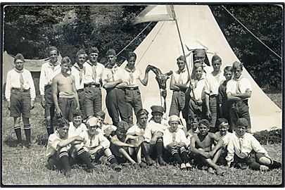 Drengespejdere på lejr. Fotokort u/no. fra 1920'erne.