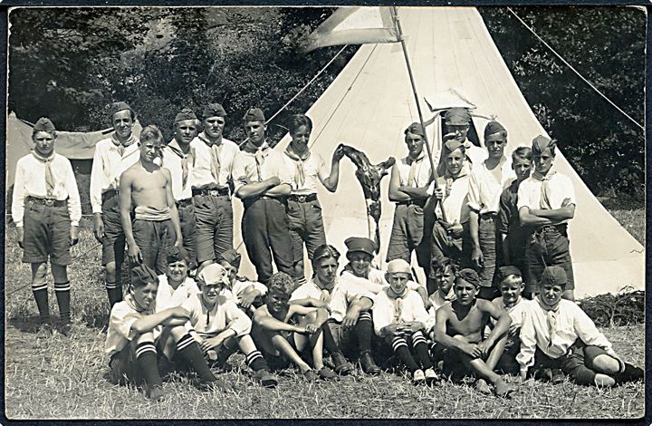 Drengespejdere på lejr. Fotokort u/no. fra 1920'erne.