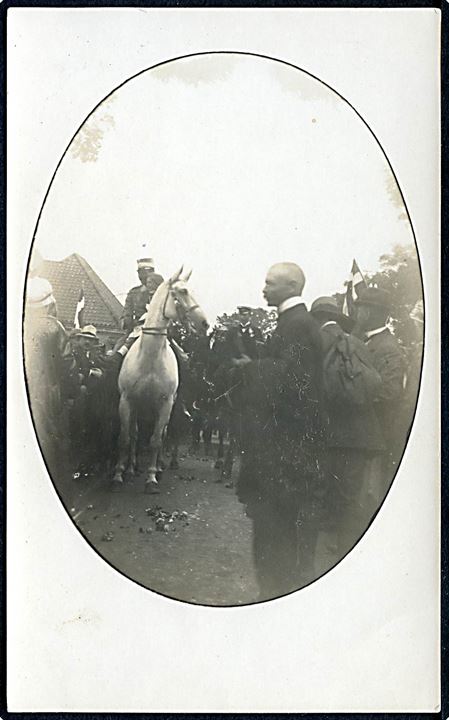 Genforeningen. Kong Chr. X ridder med lille Johanne ved Frederikshøj d. 10.7.1920. U/no.