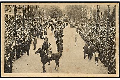Genforeningen. Kong Chr. X hilser på borgerne i Sønderborg 1920 med soldater fra Sønderjysk Kommando. Stenders no. 53370