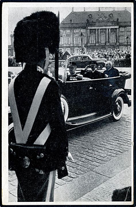 Den norske kong Haakon ankommer i bil til Amalienborg. I. Chr. Olsen no. 3.