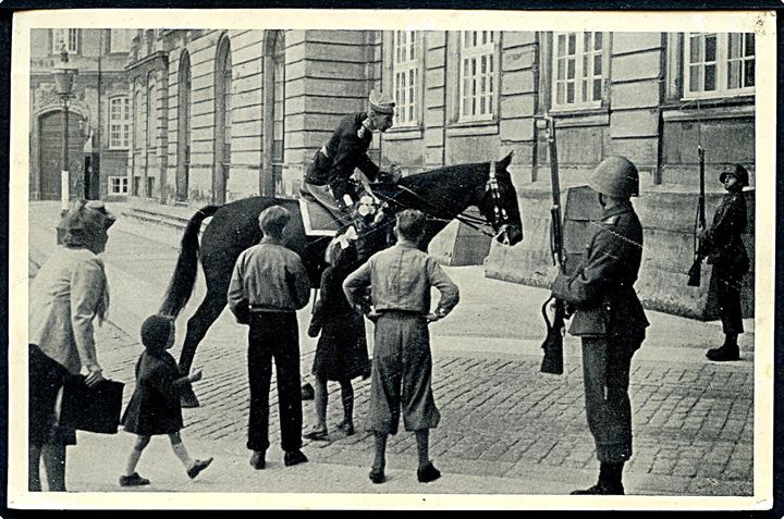 Kong Chr. X til hest ved Amalienborg slot under besættelsen. J. C. O. no. 38.