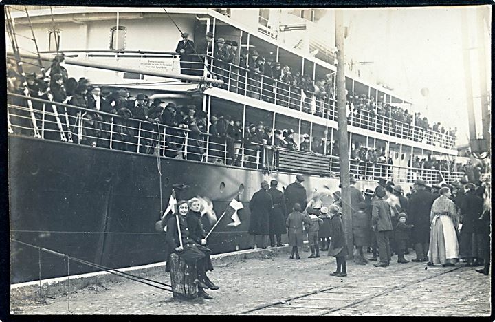 Genforeningen. Stemmeberettigede ankommer fra København til Aabenraa med dampskibet S/S Dronning Maud d. 9.2.1920. Fotokort u/no.