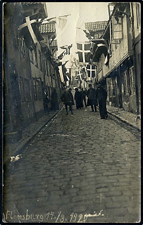 Genforeningen. Flagsmykket gade i Flensborg d. 14.3.1920 - dagen for afstemning i 1. Zone. Fotokort u/no.