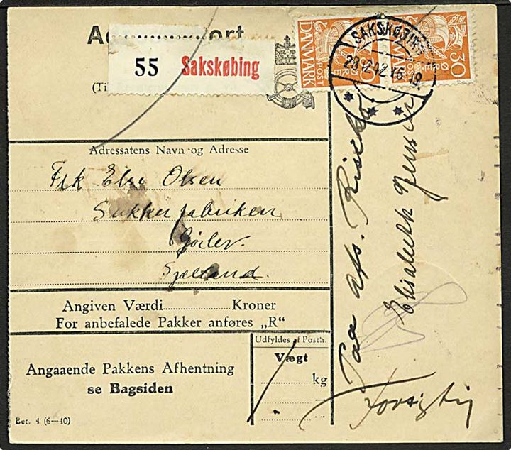 30 øre Karavel i parstykke på adressekort for pakke fra Sakskøbing d. 28.12.1942 til Gørlev. Påskrevet: Paa afs. Risiko og Forsigtig.