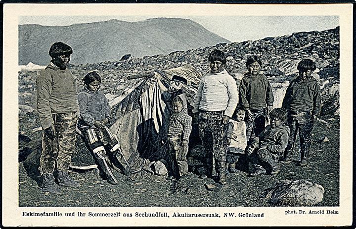 Brunner & Co. Serie 84 no. 10. Eskimofamilie und ihr Sommerzelt, Akuliarusersuak. Foto Dr. A. Heim. Kvalitet 8