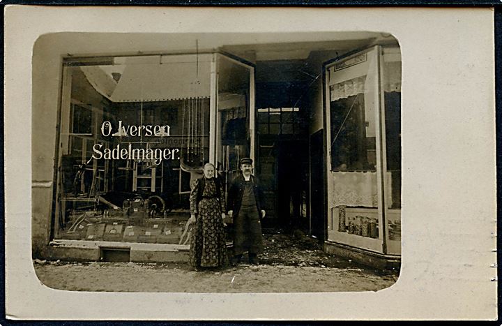 Kolding, Søndergade 8 med Sadelmager Oluf Iversen’s forretning. Fotokort u/no. Kvalitet 7