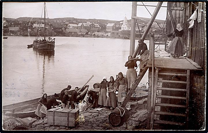 Thorshavn, kvinder på havnen. Fotokort u/no. Sendt fra Thorshavn 1908. Kvalitet 7