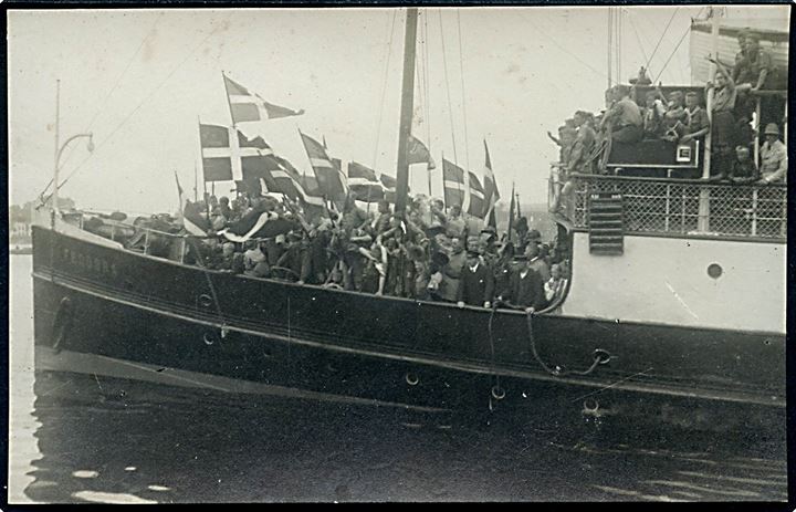 Spejdere fra Det Danske Spejderkorps besøger Sønderborg (23.-24.7.1919) i forbindelse med DDS's 2. korpslejr - Hindsgavllejren 16.-26.7.1919. Ombord på dampskibet S/S “Feodora”.  Fotokort u/no. Kvalitet 8