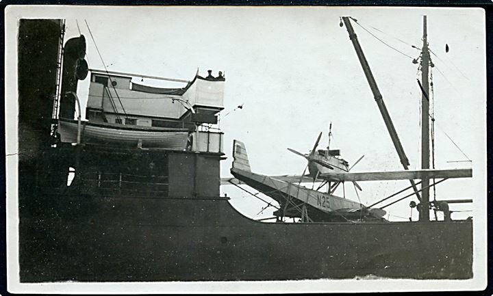 Dornier Wal N25 på norsk kuldamper “Albr. W. Selmer” efter Roald Amundsens Nordpolflyvning 1925. Foto. Kvalitet 6