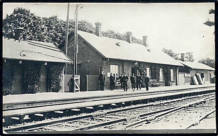 Lerbjerg, jernbanestation med personale. Fotokort no. 3424. Kvalitet 7