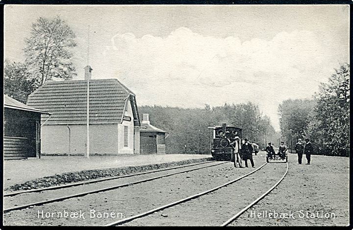 Hellebæk, jernbanestation på Hornbækbanen med damptog og dræsine. K. Nielsen u/no. Kvalitet 9
