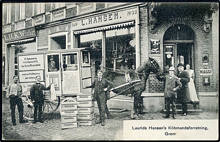 Gram, Laurids Hansen’s Købmandsforretning med hestevogn. W. Schützsack no. 256. Svagt knæk. Kvalitet 7
