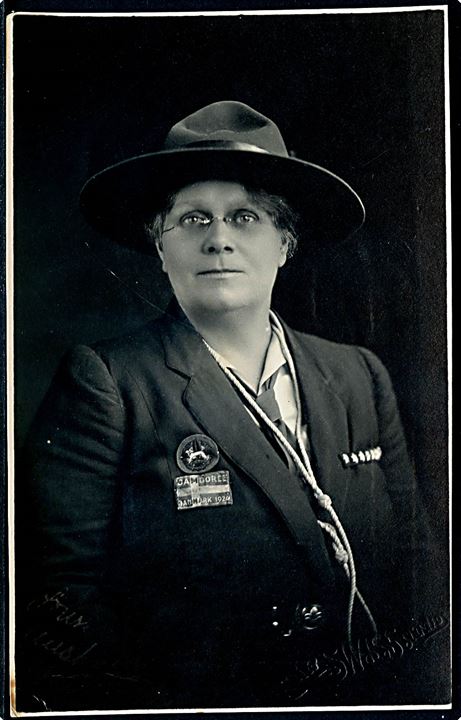 2. Verdens Jamboree Ermelunden 1924. Australsk leder R.J.Horstler med jamboree mærke på uniform. U/no. Kvalitet 7