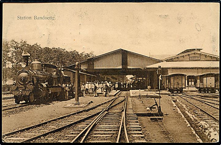 Hollandsk Ostindien, Bandoeng jernbanestation. Sendt ufrankeret til Danmark 1920. Portostempel. Kvalitet 7