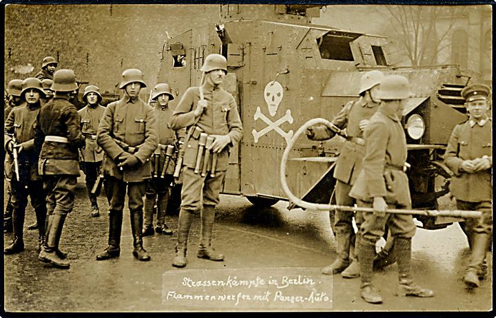 Tyskland, Berlin, Marts-kampene 1919. Frikorps med panservogn og flammekaster. Fotokort u/no. Kvalitet 9