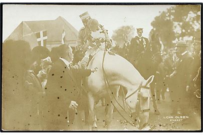 Genforeningen. Chr. X til hest med lille Johanne ved Frederikshøj Kro d. 10.7.1920. I. Chr. Olsen u/no. Kvalitet 7