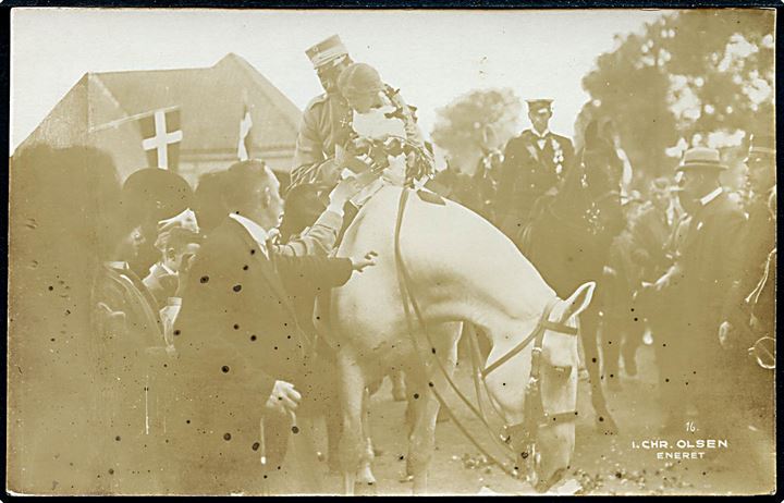 Genforeningen. Chr. X til hest med lille Johanne ved Frederikshøj Kro d. 10.7.1920. I. Chr. Olsen u/no. Kvalitet 7