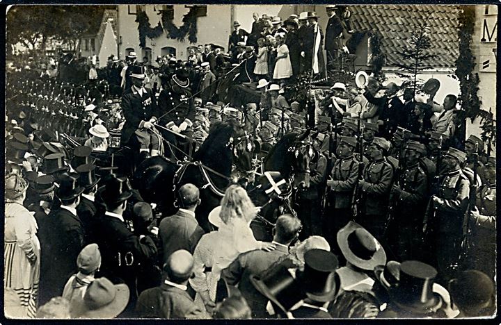 Genforeningen. Kongelig karet passerer Sønderjysk Kommando i Sønderborg d. 11.7.1920. No. 10. Kvalitet 7