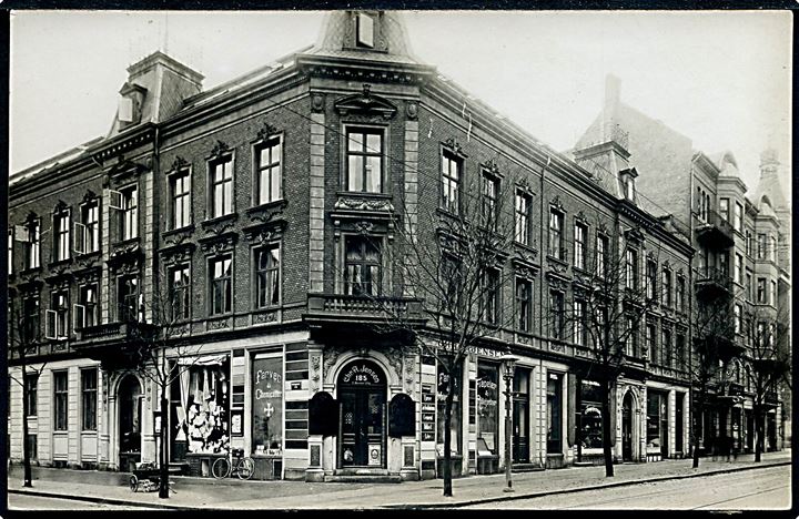 Købh., Vesterbrogade 185 hj. af Bakkegaards Allé med Chr. A. Jensen’s forretning. Fotokort u/no. Kvalitet 8
