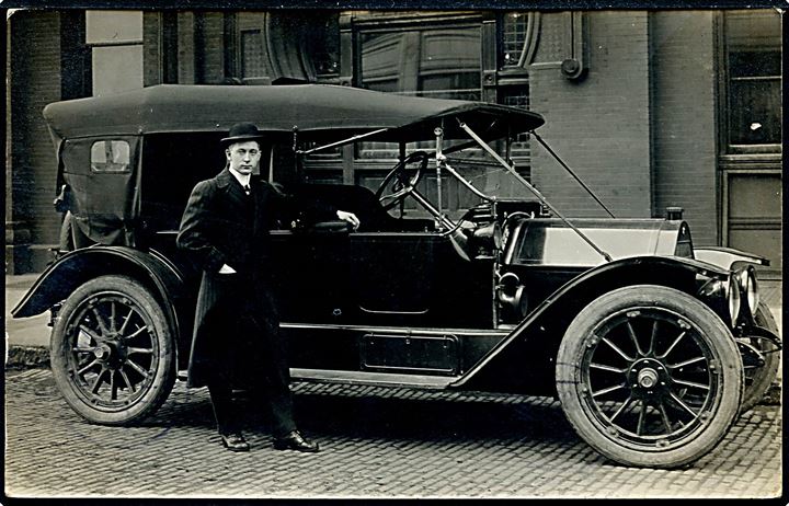USA. Automobil og den lykkelige ejer. Fotokort u/no. Sendt fra dansker i Chicago 1912.
