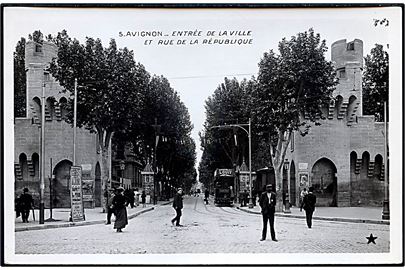 Frankrig, Avignin, Entrée de la ville et rue de la Republique med sporvogn. 