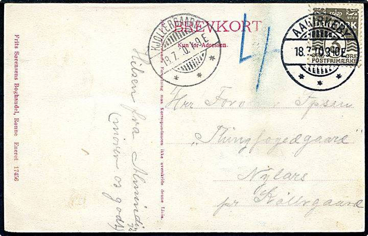 3 øre Bølgelinie på underfrankeret brevkort annulleret Aakirkeby d. 18.7.1910 til Nylars pr. Køllergaard. Ank.stemplet brotype Ia Kjøllergaard d. 18.7.1910. Udtakseret i 4 øre porto.