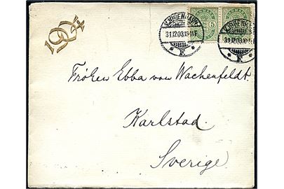 5 øre Våben i parstykke på særlig ÅRSTALS-kuvert 1904 fra Kjøbenhavn d. 31.12.1903 til Karlstad, Sverige. Rift i toppen.