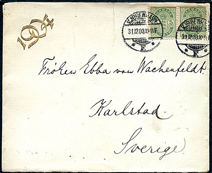 5 øre Våben i parstykke på særlig ÅRSTALS-kuvert 1904 fra Kjøbenhavn d. 31.12.1903 til Karlstad, Sverige. Rift i toppen.