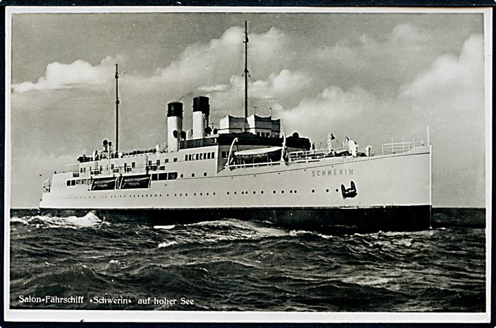 10 øre Regentjubilæum i parstykke på brevkort (Tyske færge Schwerin) annulleret med tysk skibsstempel Deutsche Seepost Gjedser-Warnemünde Fg d. 24.8.1937 til Berlin.