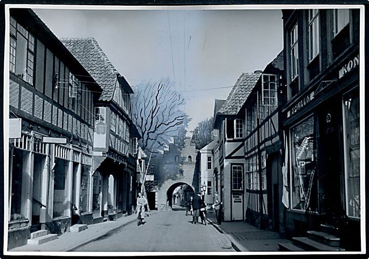 Faaborg, Vestergade med Byporten. Fotografi ca. 11x15½ cm. Forlæg til fremstilling af postkort fra Rudolf Olsens Kunstforlag.