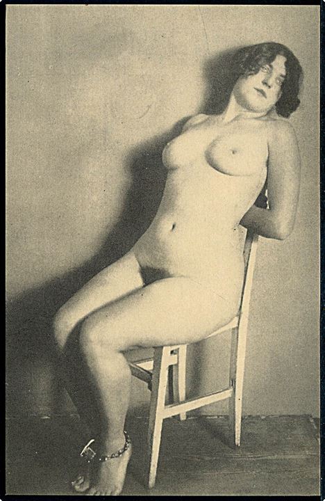 Nøgen kvinde på stol. Tysk repro kort af nyere dato.