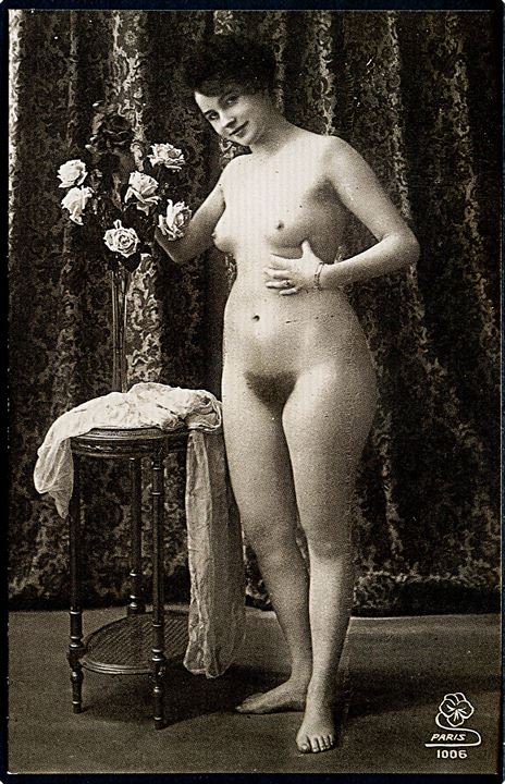 Erotisk postkort. Nøgen kvinde med blomst i hånden. Nytryk Stampa PR no. 103.
