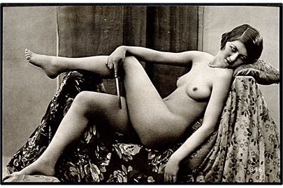 Erotisk postkort. Nøgen kvinde posere på stol. Nytryk Stampa PR no. 220.