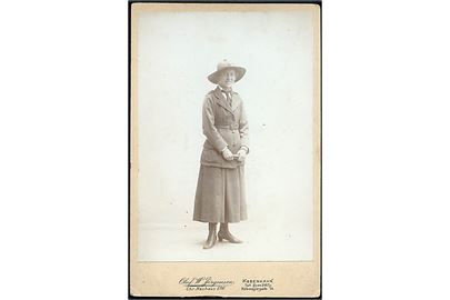 Kvindelig spejder - antagelig frk. J. Secher - kaldet Raksha. Portræt foto monteret på karton fra Oluf W. Jørgensen i København ca. 1920.