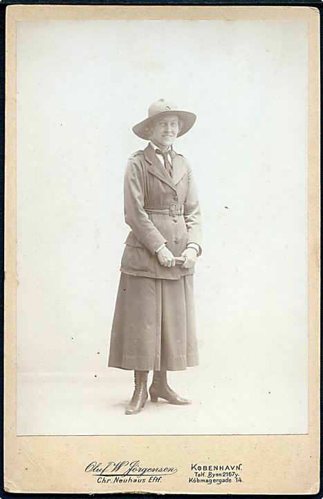 Kvindelig spejder - antagelig frk. J. Secher - kaldet Raksha. Portræt foto monteret på karton fra Oluf W. Jørgensen i København ca. 1920.