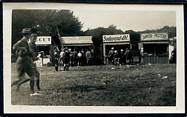 Boder ved spejderlejr - formodes at være 2. verdens jamboree på Ermelunden i 1924. Foto 7x11 cm.