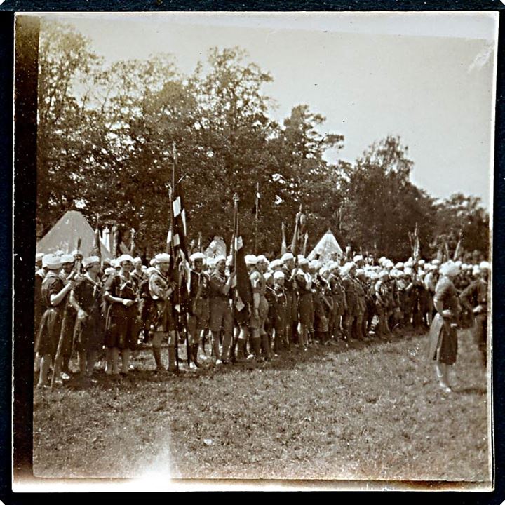 Spejder trop til parade på større lejr. Lille foto 6x6 cm.