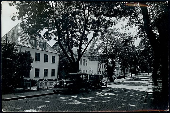 Holbæk, gadeparti med automobiler. Fotografi ca. 12x17 cm. Forlæg til fremstilling af postkort fra Rudolf Olsens Kunstforlag.