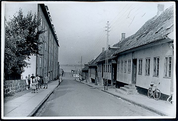 Holbæk, gadeparti med udsigt mod havnen. Fotografi ca. 12x17 cm. Forlæg til fremstilling af postkort fra Rudolf Olsens Kunstforlag.