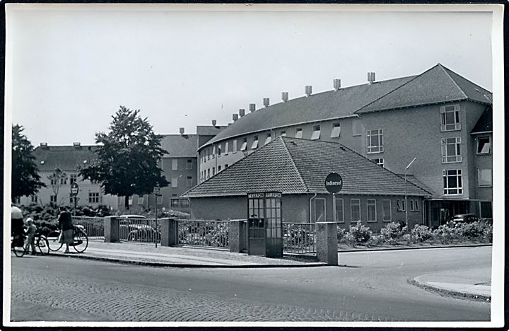 Holbæk, Centralsygehuset med telefonboks. Fotografi ca. 12x17 cm. Forlæg til fremstilling af postkort fra Rudolf Olsens Kunstforlag.