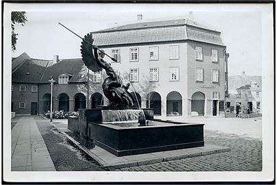Slagelse, St. Michaels Plads med Lysbadet. Fotografi ca. 12x17 cm. Forlæg til fremstilling af postkort fra Rudolf Olsens Kunstforlag. 