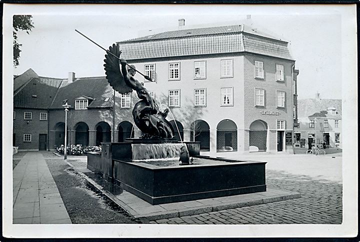 Slagelse, St. Michaels Plads med Lysbadet. Fotografi ca. 12x17 cm. Forlæg til fremstilling af postkort fra Rudolf Olsens Kunstforlag. 