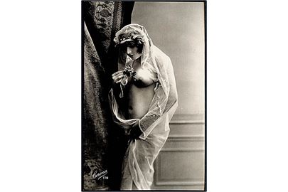 Erotisk postkort. Kvinde iført sjal. Nytryk Stampa PR no. 283.