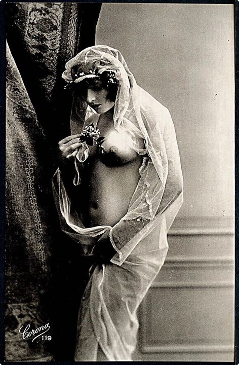 Erotisk postkort. Kvinde iført sjal. Nytryk Stampa PR no. 283.