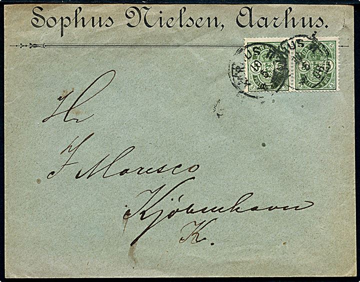 5 øre Våben i vandret parstykke på brev fra Aarhus d. 10.5.1893 til Kjøbenhavn. Højre mærke med variant: Skarpt bøjet fane på højre 5-tal. AFA 2000,-
