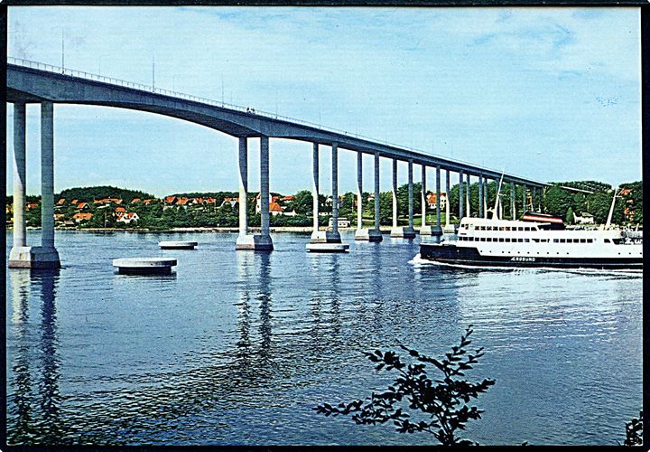 Ærøsund, M/S, Sydfynske Dampskibsselskab Ærøfærge ved Svendborgsundbroen. O.P.O. no. 7108-10.