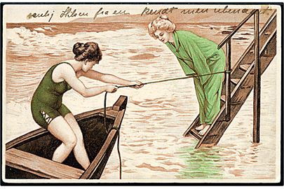 Kvinde i båd ved badebro. 