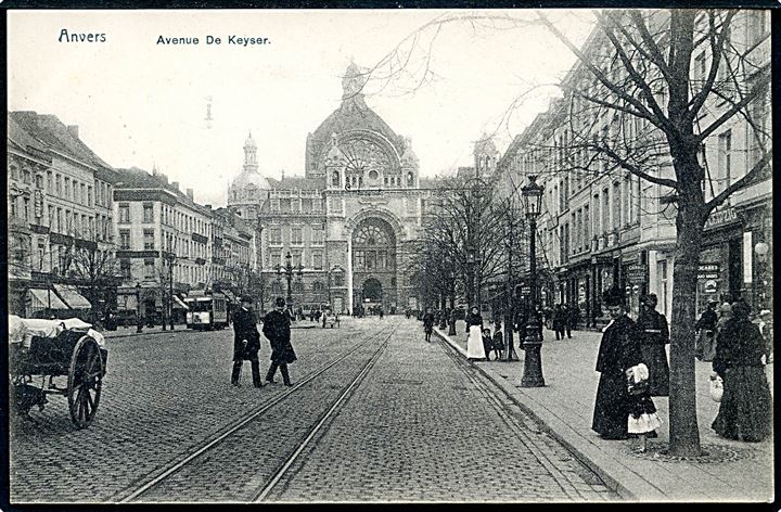 Belgien, Anvers, Avenue De Keyser med sporvogn i baggrunden. 